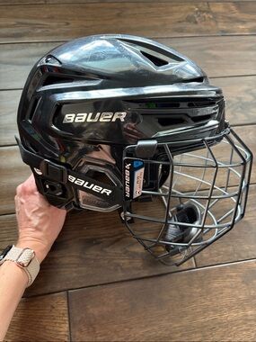 NWOT Bauer RE-AKT Glossy Black Hockey Helmet with True Vision Cage, Senior M